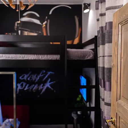 אורחן Backstage Boutique Music Themed Townhouse *