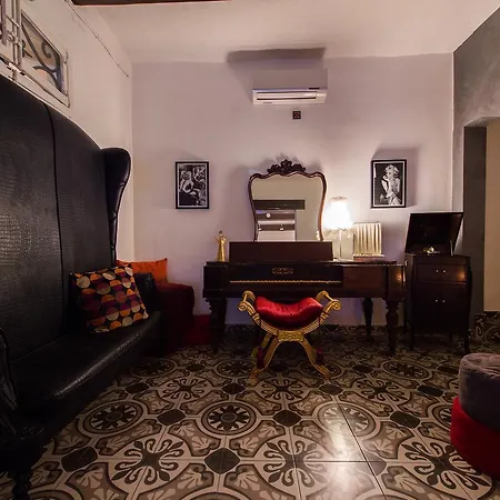 אורחן Backstage Boutique Music Themed Townhouse