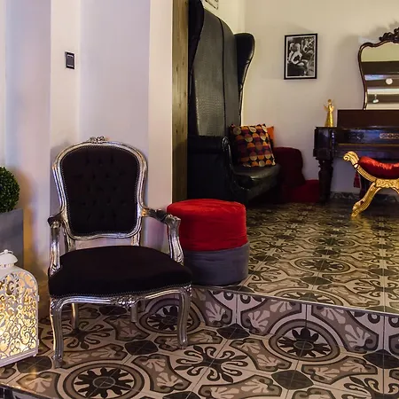 Backstage Boutique Music Themed Townhouse *