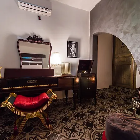 Backstage Boutique Music Themed Townhouse סליאמה